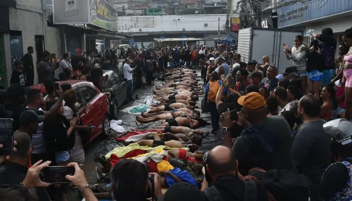 Mais-de-50-corpos-sao-enfileirados-em-praca-apos-megaoperacao-no-Rio