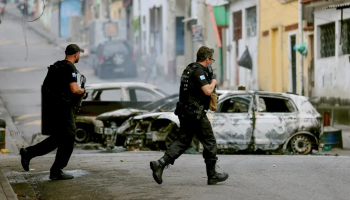 Megaoperacao-contra-o-Comando-Vermelho-deflagrada-no-Rio-de-Janeiro-complexos-do-Alemao-e-da-Penha-na-zona-norte-Metropoles-8-scaled